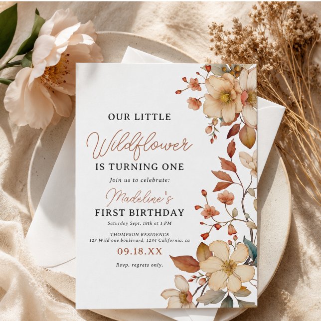 Convite Moderno Chic Script de Flores Silvestres Menina de (Modern Chic Wildflower Script 1st Birthday Girl Invitation)