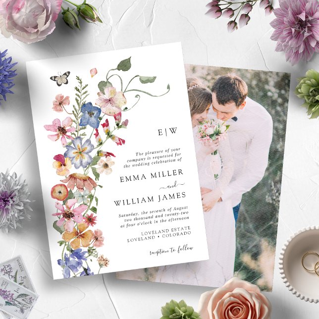 Convite Moderno Floral Foto Casamento (Watercolor Colorful Wildflower Monogrammed Wedding Invitation with Engagement Photo)
