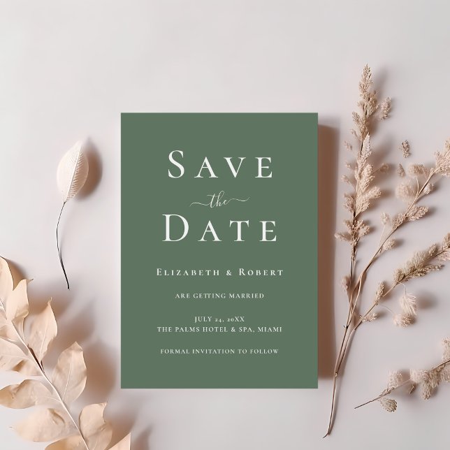 Convite Moderno Minimalista Escuro Verde Salve a Data (Modern Minimalist Dark Sage Green Save the Date Invitation on a table with blush pink flowers.)