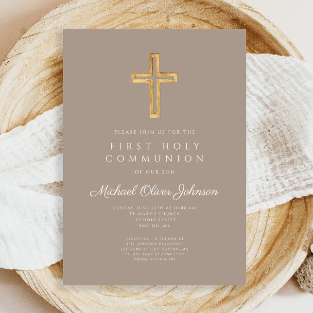 Convite Moderno Taupe Cruza a Primeira Comunhão Religiosa (Modern Taupe Cross Religious Boy First Communion Invitation)