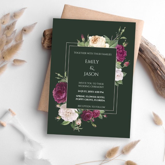 Convite Moderno Verde Esmeralda Bordô Floral (Modern Emerald Green Burgundy Floral Invitation on a boho table.)