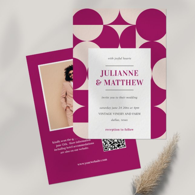 Convite MODO meio século Círculo Roxo Scallop QR FOTO (Purple Vintage Retro Seventies or Sixties Inspired Photo Wedding Invitation with QR CODE. ALL IN ONE)