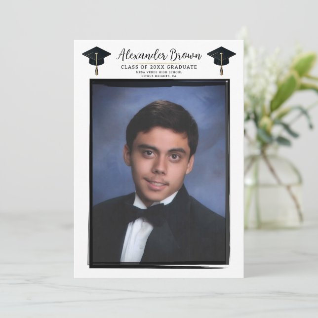 Convite Moldura Preta de Foto Moderna com Capelo de Format (Em pé/Frente)