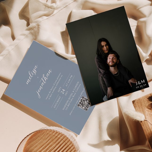 Convite Monograma Azul Dusty com Script Moderno Casamento  (Criador carregado)