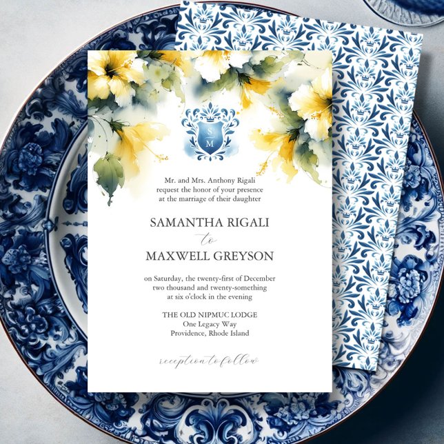 Convite Monograma Casamento Formal Azul e Amarelo (Fairytale wedding invitations feature yellow hibiscus flowers with blue monogrammed crest)