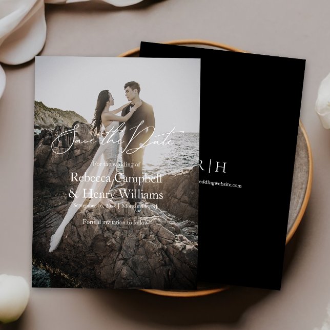 Convite Monograma de Casamento de Script de Foto Moderno S (Capture elegance with our stylish Save the Date, setting the tone for your unforgettable day!)