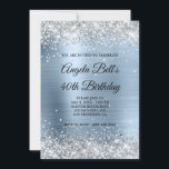 Convite Monograma de Folha de Prata Brilhante Brilhante Az<br><div class="desc">Um convite glamouroso monograma de aniversário de 40 anos 5x7 para ela. Brilhante prateado faísca com brilho contra uma imagem gráfica de folha metálica azul esfregada em aço pálido. O monograma preto e branco do rico de caligrafia no centro pode ser personalizado. Todos os elementos brilhantes e brilhantes neste moderno...</div>