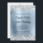 Convite Monograma de Folha de Prata Brilhante Brilhante Az<br><div class="desc">Um convite glamouroso monograma de aniversário de 40 anos 5x7 para ela. Brilhante prateado faísca com brilho contra uma imagem gráfica de folha metálica azul esfregada em aço pálido. O monograma preto e branco do rico de caligrafia no centro pode ser personalizado. Todos os elementos brilhantes e brilhantes neste moderno...</div>