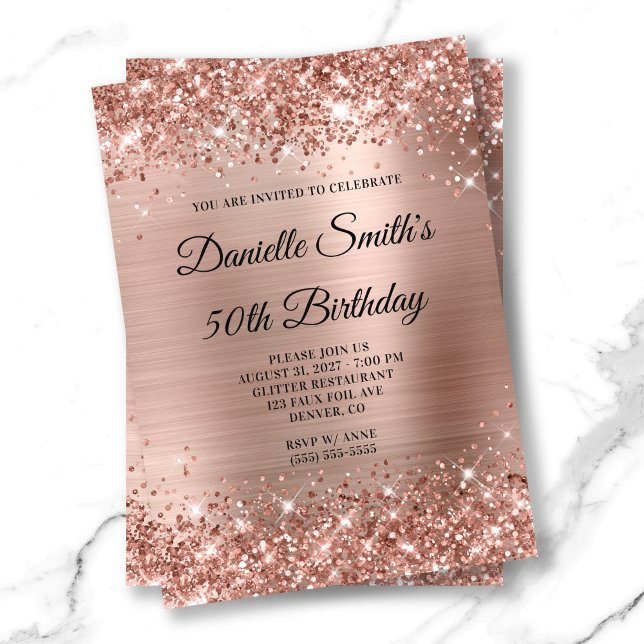 Convite Monograma de folha de rosa Dourada com folha de al (Rose Gold Glittery Foil Monogram 50th Birthday Invitation 5x7)