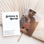 Convite Monograma de Fotografia Casual com Letra Moderna<br><div class="desc">Este moderno retrorreflector que escreve o convite casual de fotos monograma é perfeito para o seu único e simples casamento biólogo de verão da Trendy. A inscrição é um na moda preto, fonte chic 70's boho que dá a este design clássico vibração mínima hippie hippie. Você pode adicionar seus próprios...</div>
