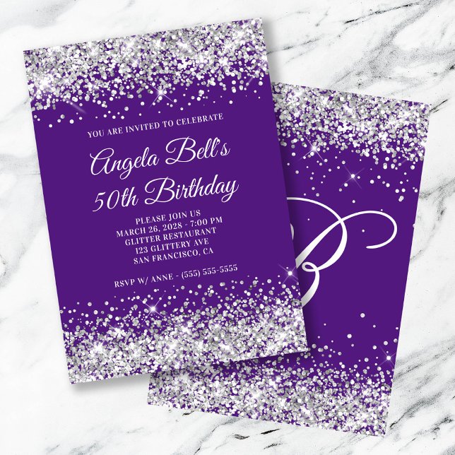 Convite Monograma Real Roxo da Prata 50. º Aniversário (Silver Glitter Royal Purple Monogram 50th Birthday Invitation)