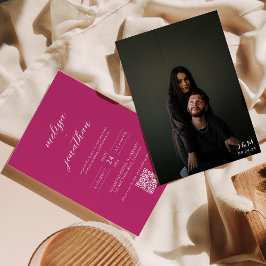 Convite Monograma Rosa Brilhante com Script Moderno Código