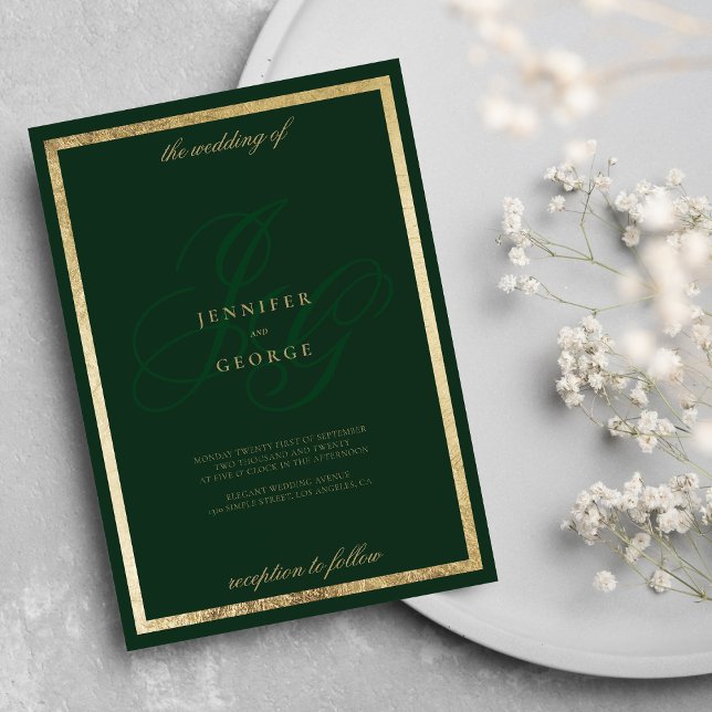 Convite Monograma verde da floresta de ouro elegante em ca (Elegant gold forest green monogram initial wedding )