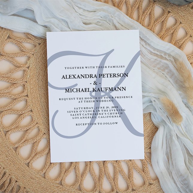 Convite Monograma Vertical Moderno | Casamento Azul (A blue, modern monogram decorates this classic wedding invitation)