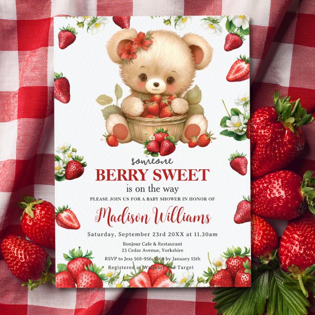 Convite Morangos Vermelhos Berry Doce Urso Chá de fraldas (someone berry sweet cute bear with basket of red strawberries baby shower invitation cards download )