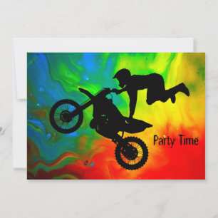 Convite Motocross em uma luz solar para cima