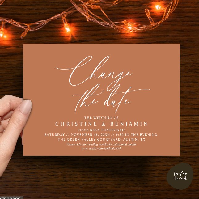 Convite Mudança de Data de Casamento com Elegância  (Elegant Script Change the Date Wedding Postponement Invitation Card in Terracotta Brown Copper)