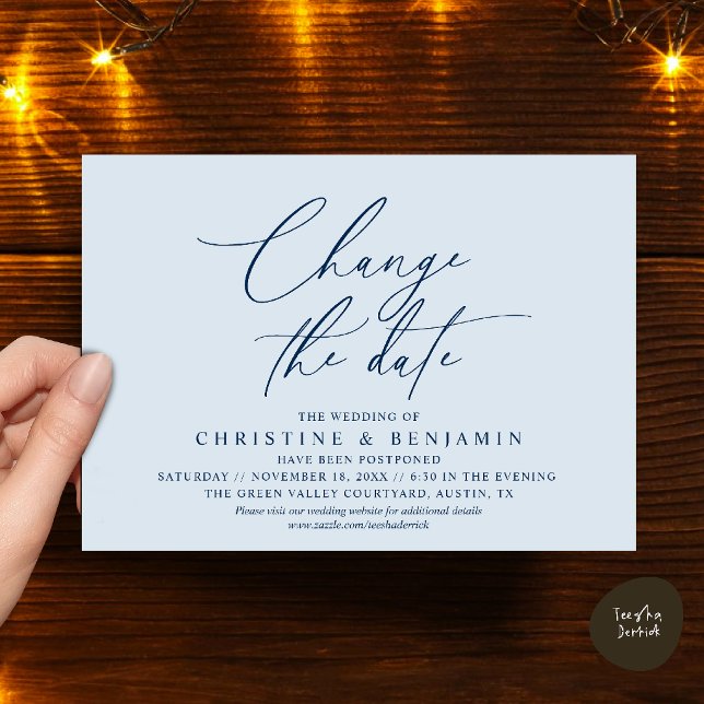 Convite Mudança de Data de Casamento com Elegância Adiada  (Elegant Script Change the Date Wedding Postponement Invitation Card in Misty Navy Blue)