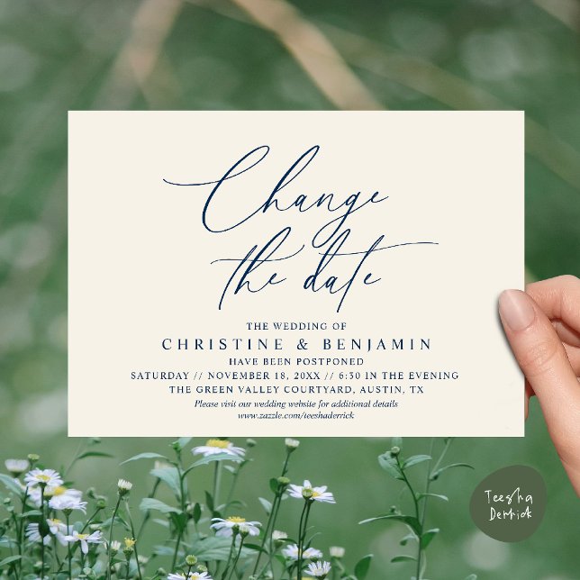 Convite Mudança de Data de Casamento com Elegância Adiada  (Elegant Script Change the Date Wedding Postponement Invitation Card in Navy Blue Ivory)