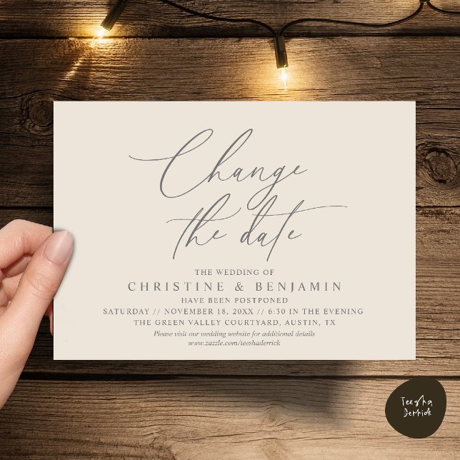 Convite Mudança de Data de Casamento com Elegância Adiada  (Elegant Script Change the Date Wedding Postponement Invitation Card in Grey Cream)
