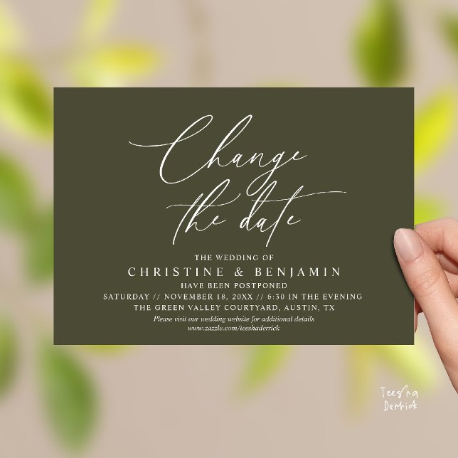 Convite Mudança de Data de Casamento com Elegância Adiada  (Elegant Script Change the Date Wedding Postponement Invitation Card in Olive Green)