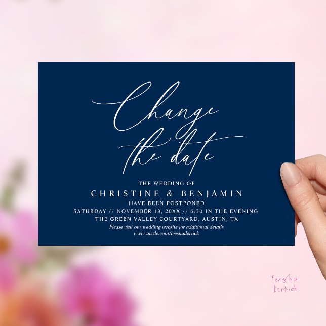 Convite Mudança de Data de Casamento com Elegância Adiada  (Elegant Script Change the Date Wedding Postponement Invitation Card in Navy Blue)