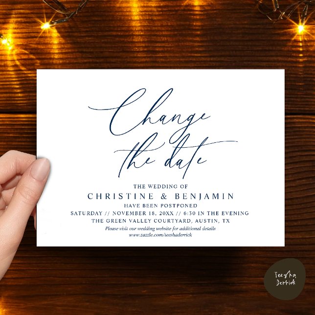 Convite Mudança de Data de Casamento com Elegância Adiada  (Elegant Script Change the Date Wedding Postponement Invitation Card in Navy Blue)