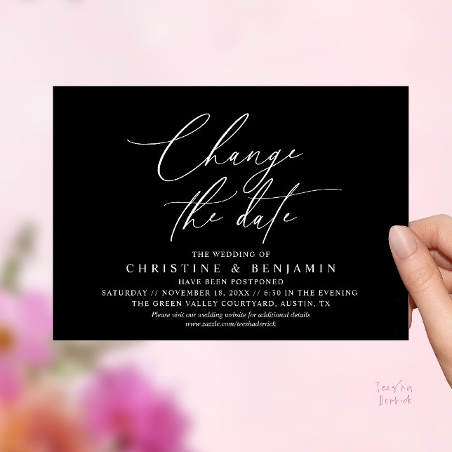 Convite Mudança de Data de Casamento com Elegância Adiada  (Elegant Script Change the Date Wedding Postponement Invitation Card in Classy Black)