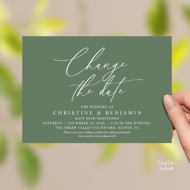 Convite Mudar a Data do Casamento com Elegância  (Elegant Script Change the Date Wedding Postponement Invitation Card in Sage Green)