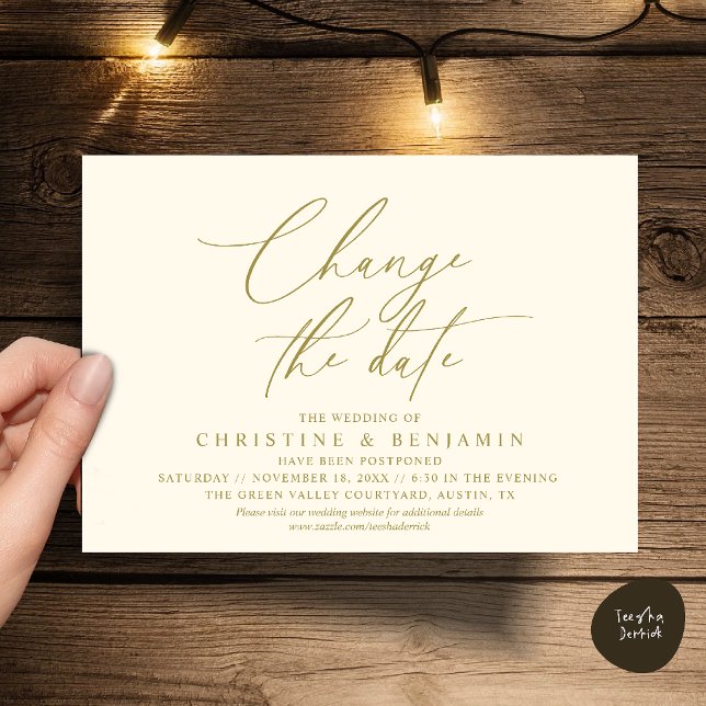 Convite Mudar a Data do Casamento Escrita Elegante  (Elegant Script Change the Date Wedding Postponement Invitation Card in Yellow Cream Gold)