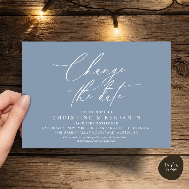 Convite Mudar a Data do Casamento Letra Elegante  (Elegant Script Change the Date Wedding Postponement Invitation Card in Dusty Blue)