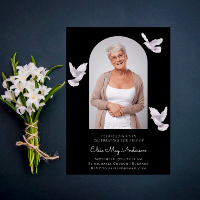 Convite Na amável memória na moda elegante foto (Criador carregado)