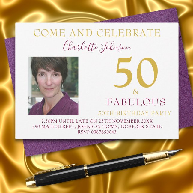 Convite Na moda 50 e Fabulosa festa de aniversário 50 (50 and fabulous stylish purple and gold photo template 50th birthday party invitation)