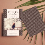 Convite Na moda Modern Trinta | Foto aniversário de 30 ano<br><div class="desc">Comemore qualquer marco no estilo com o nosso "Na moda Moderno Convite de Foto de Aniversário". Esse convite versátil e sofisticado pode ser personalizado para apresentar qualquer idade, fazer perfeito para aniversários, aniversários ou qualquer celebração especial. A design mostra uma borda geométrica com padrão chic e uma área central de...</div>