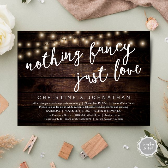 Convite Nada de Luxo, Apenas Amor Jantar de Casamento Rúst (Nothing Fancy, Just Love Rustic Wedding Dinner Invitation Card PDF String Lights Dark Brown Wood)