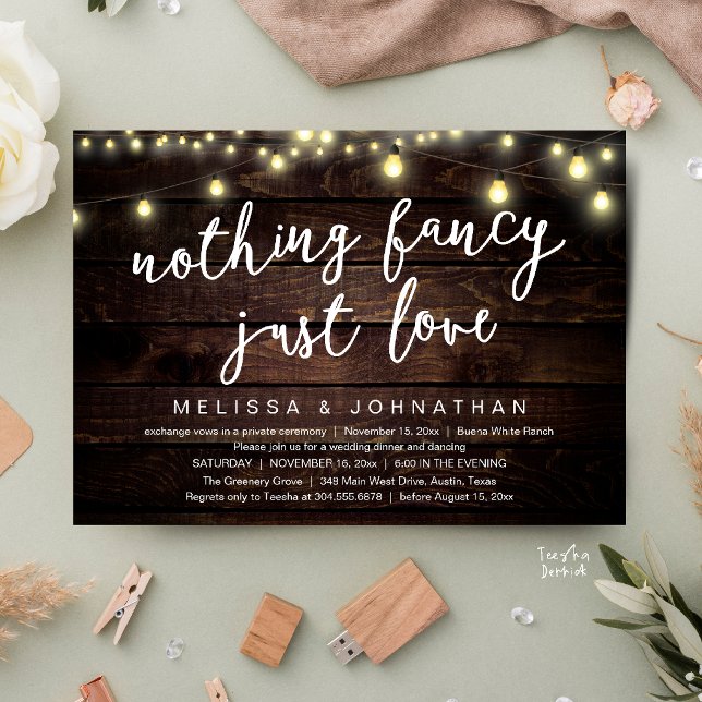 Convite Nada sofisticado, apenas amor Luzes de corda rústi (Nothing Fancy Just Love Rustic String Lights Invitation Card in Cottage dark brown wood)
