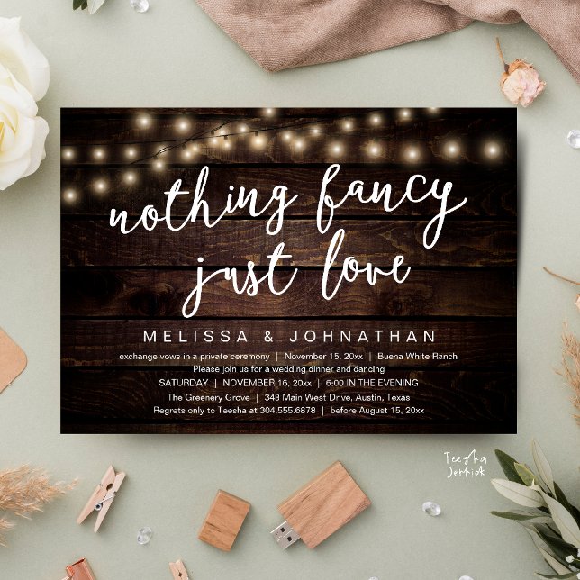 Convite Nada sofisticado, apenas amor Luzes de corda rústi (Nothing Fancy Just Love Rustic String Lights Invitation Card in Cottage dark brown wood)