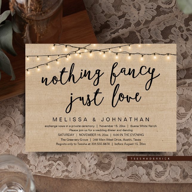 Convite Nada sofisticado, apenas amor Luzes de corda rústi (Nothing Fancy Just Love Rustic String Lights Invitation Card in Cottage burlap brown wood)