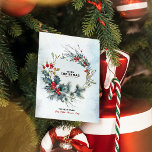 Convite Natal Berries Wreath Feliz Typografo de Natal<br><div class="desc">Morte de Natal feita de bagas vermelhas de férias e sagrado verde num fundo de neve com preto e vermelho Feliz Natal e tipografia de Feliz ano novo. A design de cartas tem cores alegres de inverno para te colocar no clima de feriado. Mensagem de texto personalizável.</div>