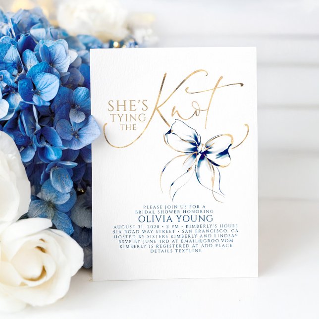 Convite Navy Blue Bow She's Tying The Knot Bridal Shower (Navy Blue Bow Bridal Shower Invitation She's Tying The Knot)