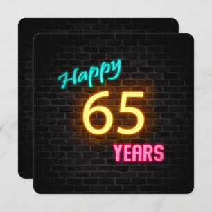 Convite Neon 65th Birthday Sign brilhando no tijolo
