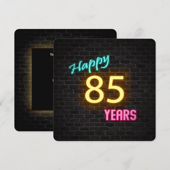 Convite Neon 85th Birthday Sign brilhando no tijolo (Frente/Verso)