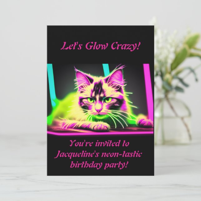 Convite Neon Feline Fiesta: Coleção de Aniversários para M (Em pé/Frente)
