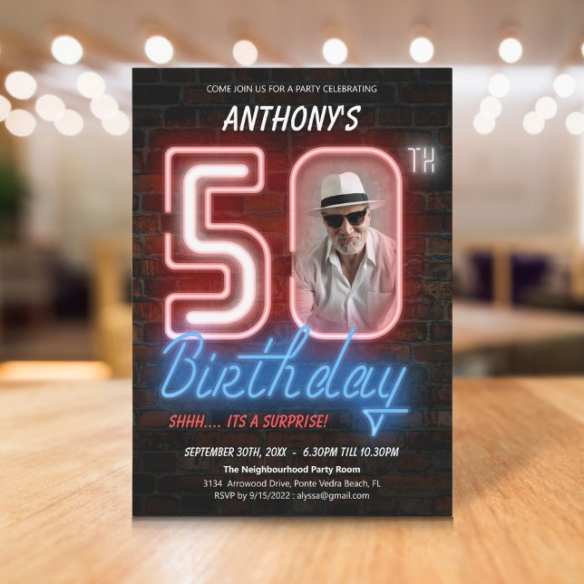 Convite Neon Retro Photo Surprise 50th Festa de aniversári (Neon Retro Photo Surprise 50th Birthday Party Invitation)