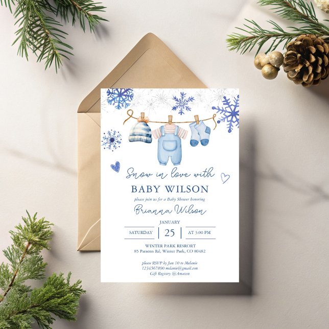 Convite Neve apaixonada flocos de neve chá de fraldas de i (Snow in love cute blue snowflakes boy clothes on a line winter baby shower invitation template )