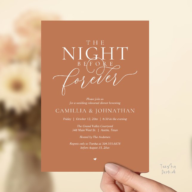 Convite “Noite Antes de Sempre” Jantar Romântico de Ensaio (“Night Before Forever” Modern Romantic Rehearsal Dinner Invitation Card in brown terracotta copper)