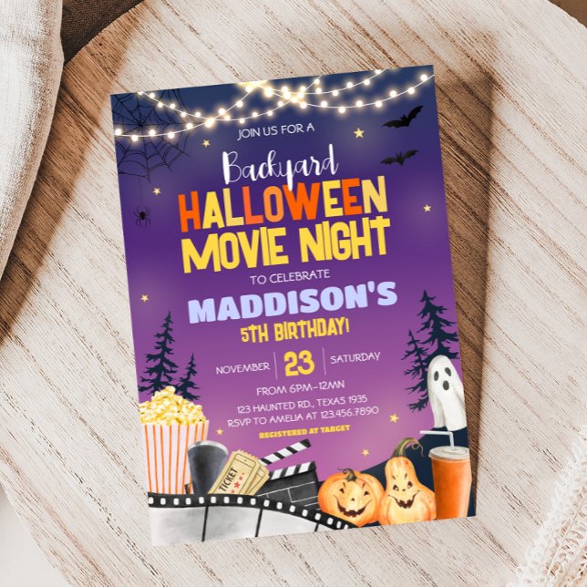 Convite Noite de Filme de Festa de aniversário de Hallowee (Backyard Cute Halloween Party Movie Night Party Invitation)