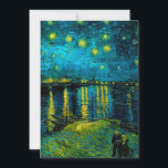 Convite Noite Estrelada do Reno de Van Gogh<br><div class="desc">Cartão com a pintura a óleo Noite Estrelada sobre o Ródano (1888) de Vincent van Gogh. Estrelas amarelas brilhantes decoram o céu noturno azul enquanto um casal passeia ao longo da margem de um rio em Arles. Um presente perfeito para fãs do Pós-Impressionismo e da arte holandesa.</div>