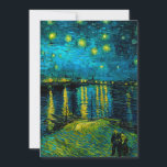 Convite Noite Estrelada do Reno de Van Gogh<br><div class="desc">Cartão com a pintura a óleo Noite Estrelada sobre o Ródano (1888) de Vincent van Gogh. Estrelas amarelas brilhantes decoram o céu noturno azul enquanto um casal passeia ao longo da margem de um rio em Arles. Um presente perfeito para fãs do Pós-Impressionismo e da arte holandesa.</div>