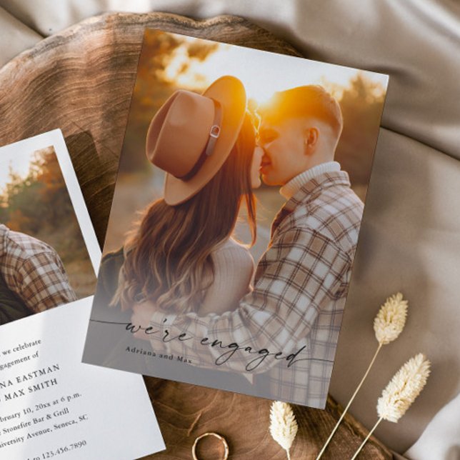 Convite Noivado de Casamento de Foto Simples Script 2 (Elegant Handwritten Script 2 Photo Engagement Photo Announcement Invitation.)